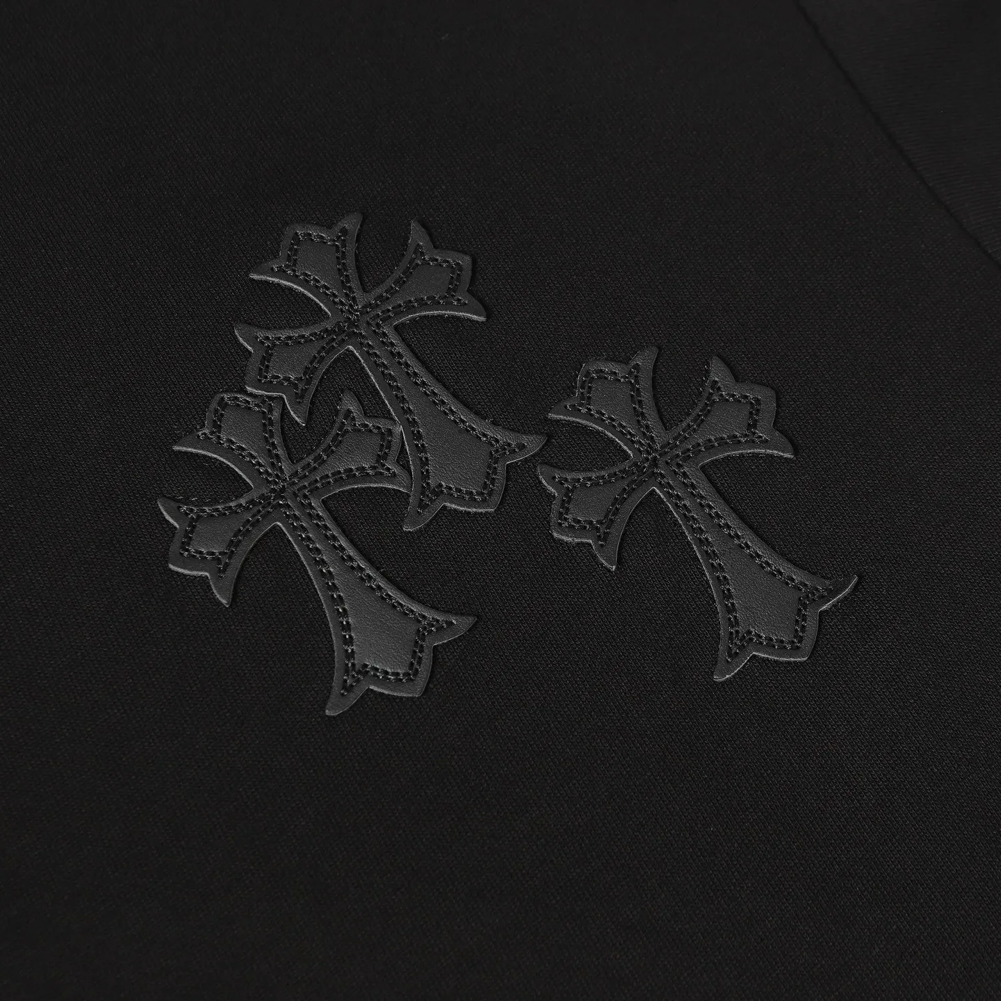 🅿️190 COME HEARTSCH/Cro Heart 25ss string label leather label short-sleeved T-shirt. Uses direct injection imported machine printing hardware and accessories. All grinding and customization. Correct configuration. Black 2025 packaging. 280 grams custom-dyed double yarn cotton. The version is large, loose and stylish. The difference is that the low version is slim and long. The upper body is pulled at the hips. The high-density main mark is hand-sewn. The washed tag is the same for men and women. Color: black/white Size: XS-L